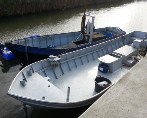 Werkboot 8 meter Te koop 2 werkbootjes, visboot,vissersboot met in boord motor